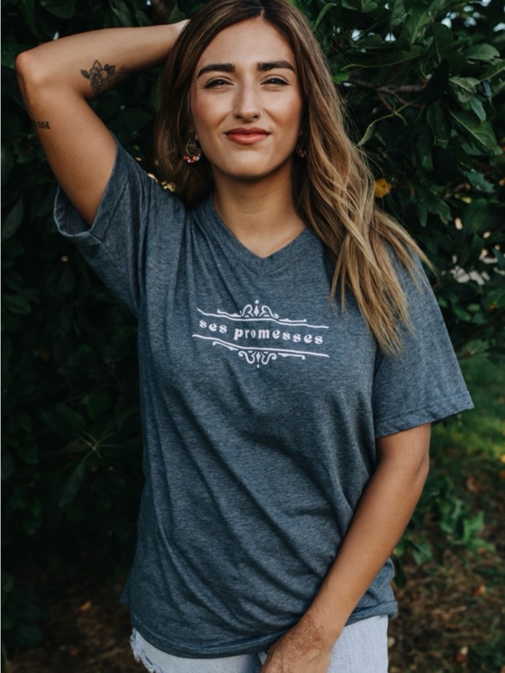 Women’s Gray Short Sleeve V-Neck Tee - Unbranded